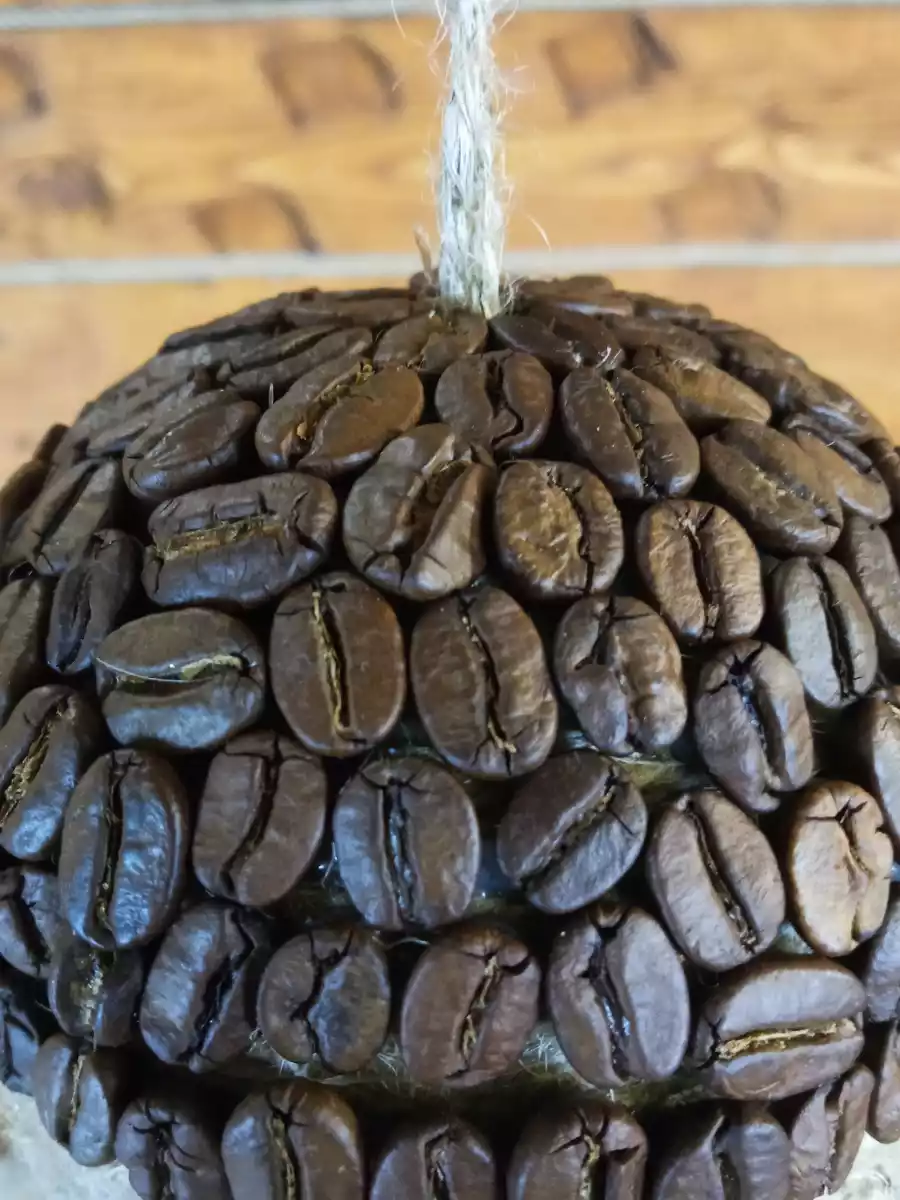 Декоративный шар из каната и зерен кофе Новогодний моккочино А94-В85