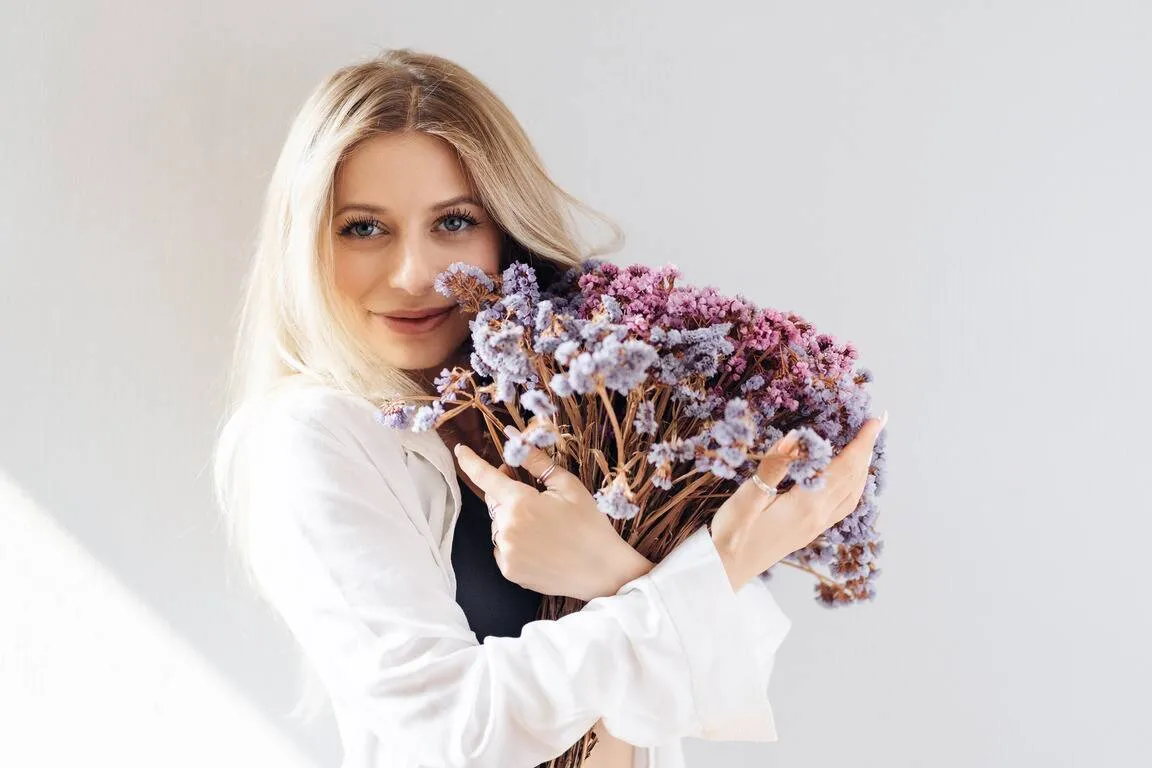 девушка обнимает букет осенних цветов