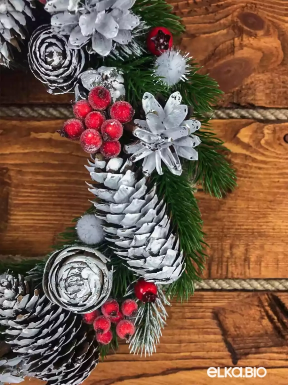 Венок декоративный из шишек Зимняя ягода А12-В7