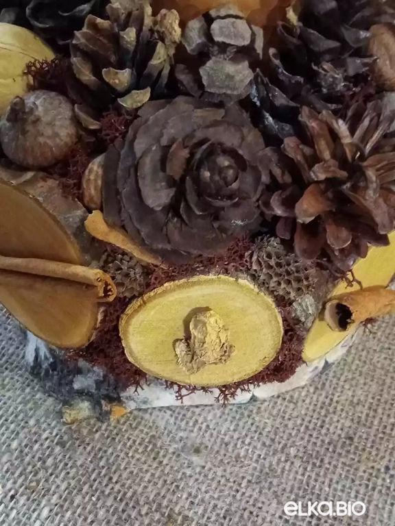 Композиция со свечой из спилов и шишек Бор Т76-В38