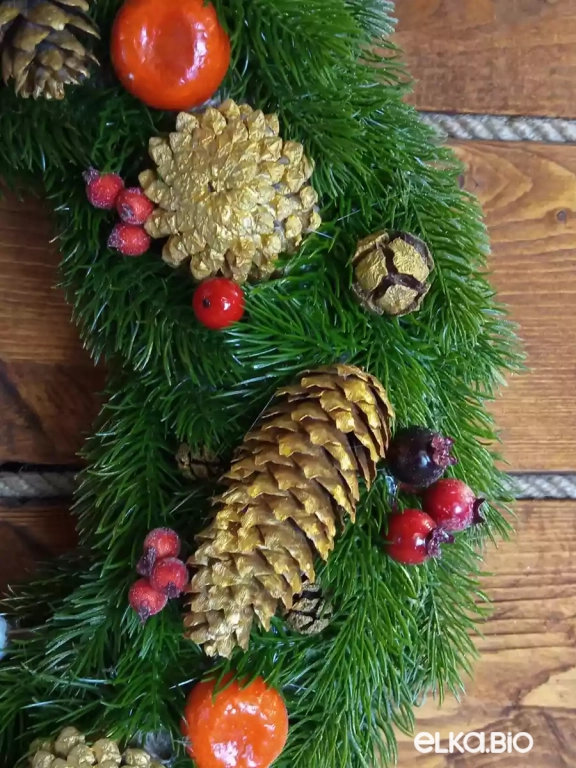Новогодний венок из хвои и шишек Рождество П18-В17