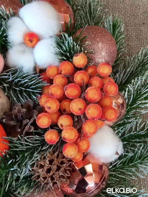 Новогодняя композиция из цветков хлопка и шаров Искорка П68-В35