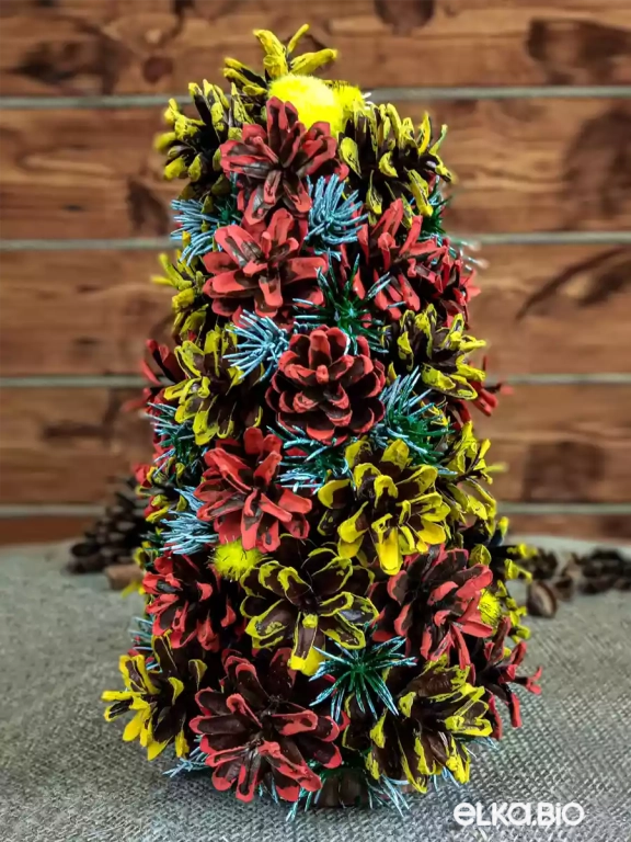 Настольная новогодняя елка из шишек Солнечный день А26-В10