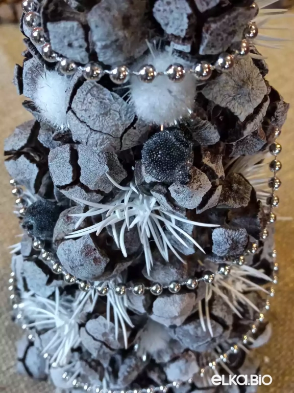 Настольная елочка из шишек кипариса Ветер Одиссеи (елка) S А36-В31