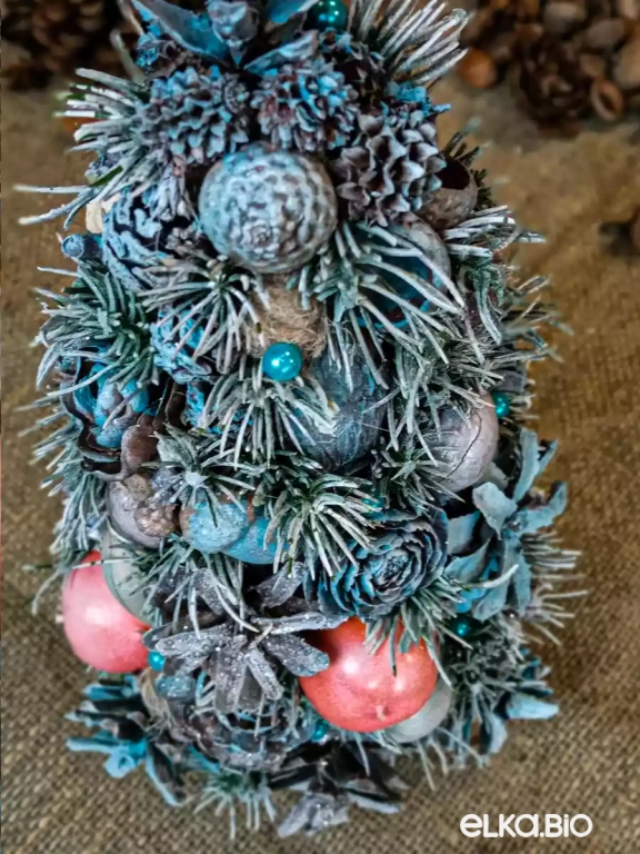 Настольная новогодняя елка из шишек Серебряная Т16-В10