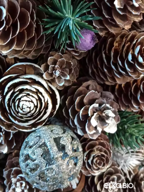 Настольная новогодняя елка из еловых шишек Совершенство Т70-В22+22А