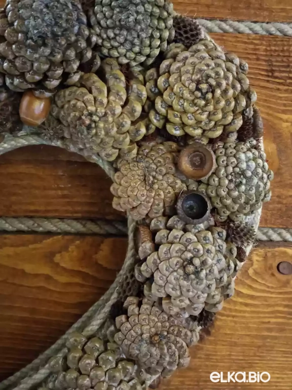 Подвесная композиция из шишек и мха Большое сердце Т82-В42