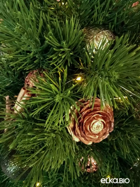 Настольная новогодняя елка из хвои и шаров Гармония Т108-В79