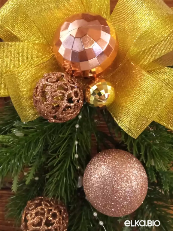 Подвесная композиция из хвои с шарами Золотой бант Ю5-В33