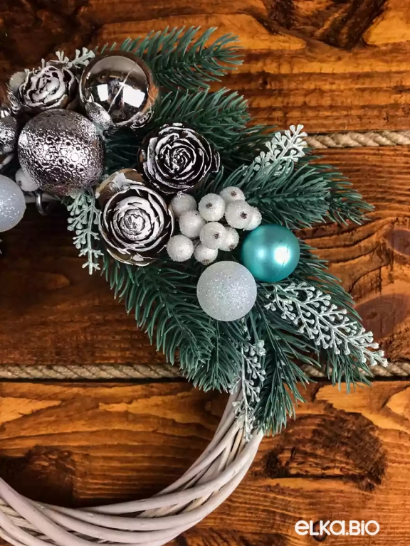 Венок декоративный из шишек ливанского кедра и ягод А17-В6