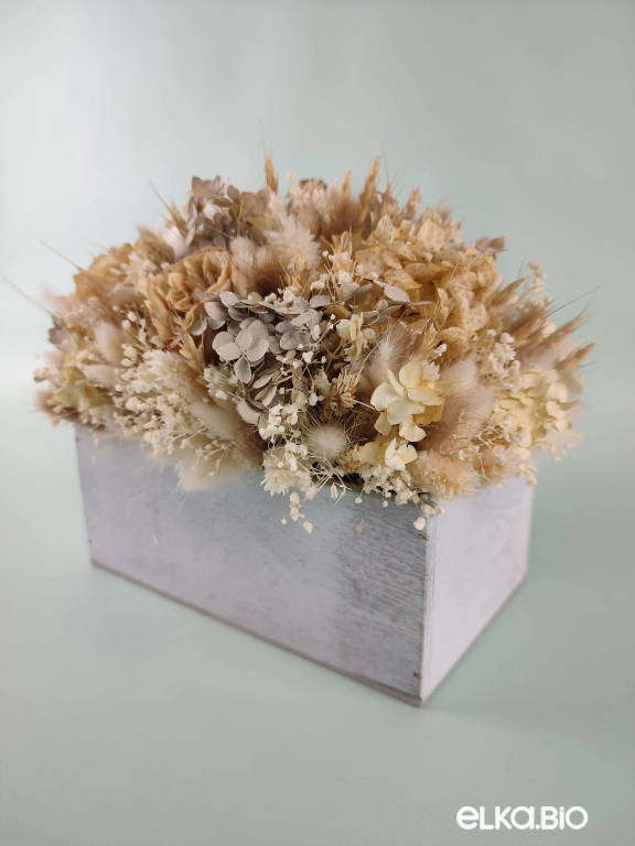 Нежная композиция с гортензией и розами в ящике Т202-B110