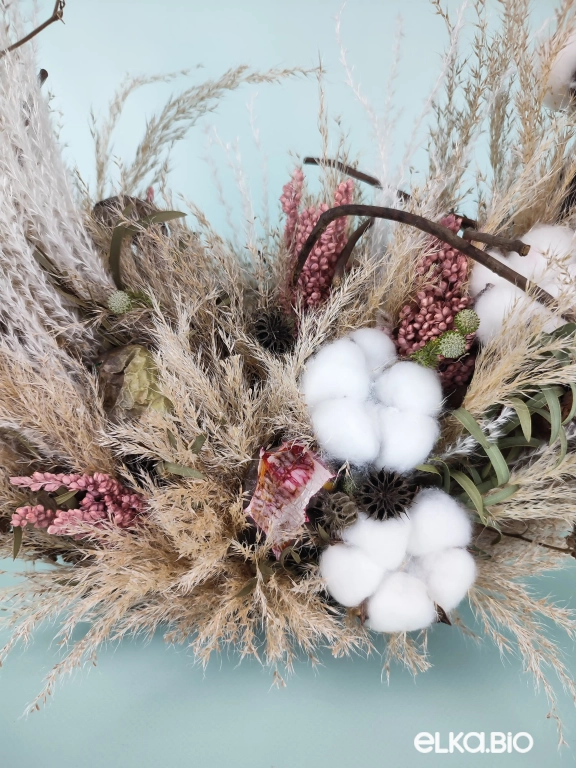 Композиция из пампасной травы и хлопка в корзине из лозы Б72-B105