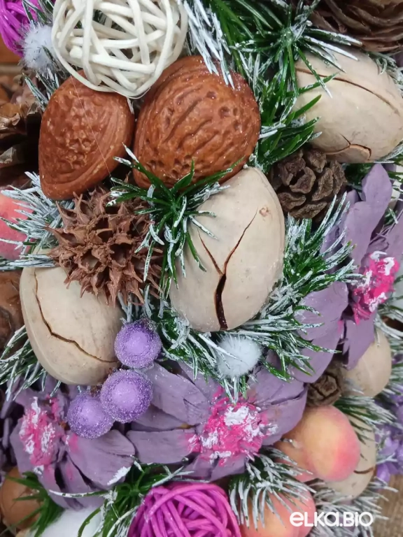 Настольная новогодняя елка из шишек Радужная П26-B12