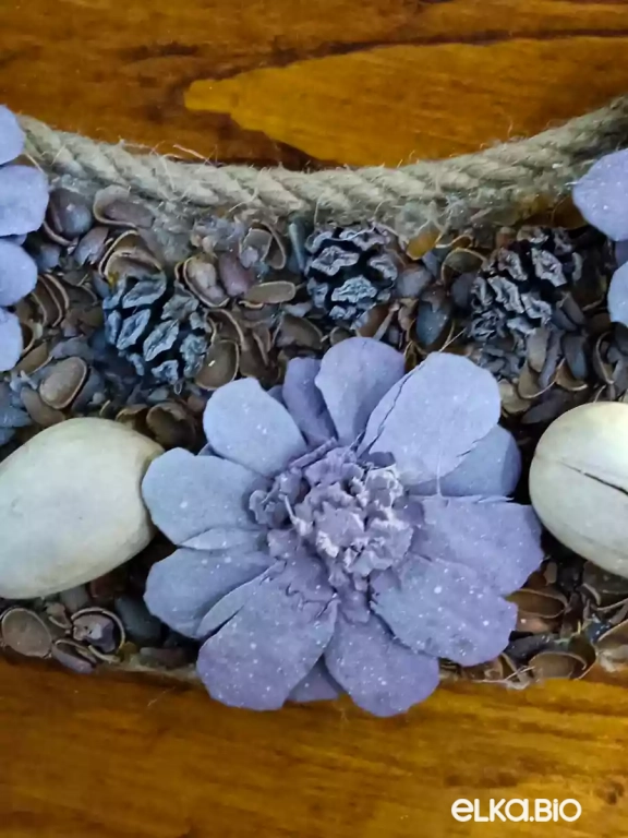 Венок декоративный из хвои и шишек Прохладный вечер П42-В18