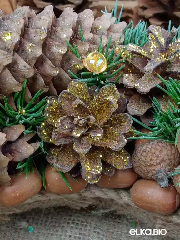 Новогодний венок из шишек сосны, ели и желудей Желуди Т32-В15