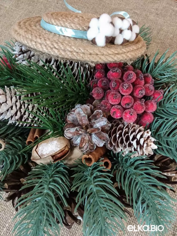 Настольная композиция с шляпой, шишками и ягодами Жемчужный рассвет П66-В52