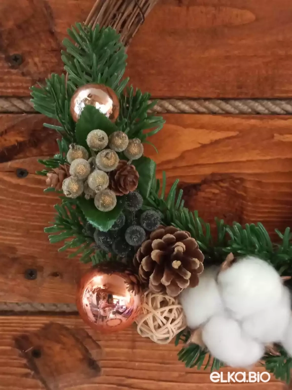 Новогодний венок из лозы, хвои и шишек Первый снег А65-В43