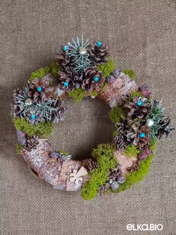 Новогодний венок из бересты и шишек Ангелочек Т3-В14