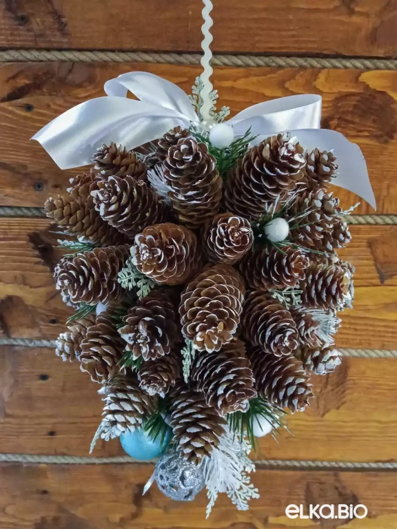 Подвесная композиция из шишек и лент Сказочный мир Т89-В53