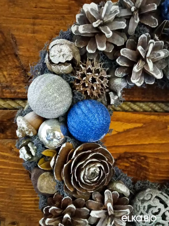 Новогодний венок из сосновых шишек Синяя сказка Т86-В45