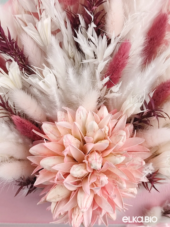 Композиция из белых и розовых сухоцветов А145-B104