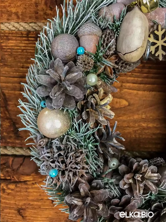 Новогодний венок из шишек Голубоглазый олень Т40-В5