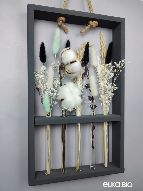 Панно на стену из белых цветов и черного лагуруса А117-B102