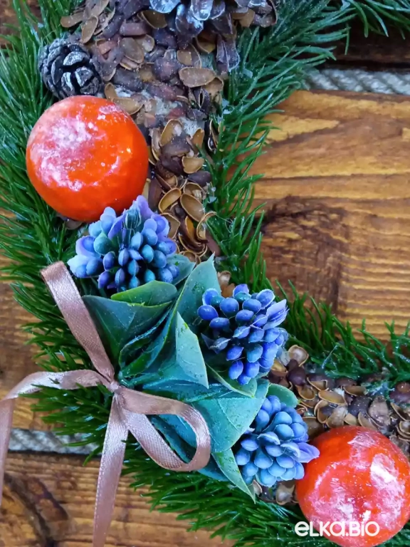 Венок декоративный из хвои и шишек Клевер П30-В18