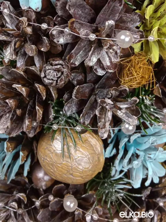 Настольная новогодняя елка из шишек Лесной каприз А30-В11