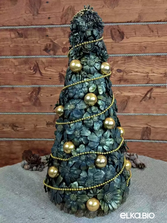 Настольная новогодняя елка из шишек Черное золото Т55-В12+В24