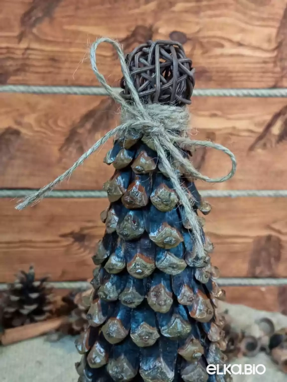 Настольная декоративная елка из сосновых чешуек Магия сосны (большая) Т61-В21