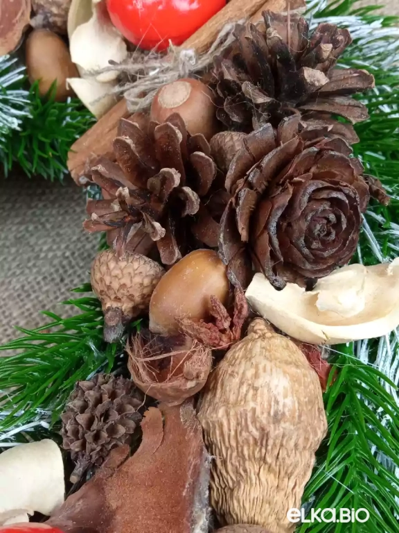 Новогодний венок из хвои с шишками и декором Мандаринки Т23-В16