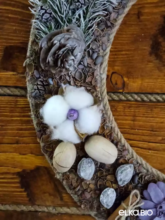 Венок декоративный из хвои и шишек Прохладный вечер П42-В18