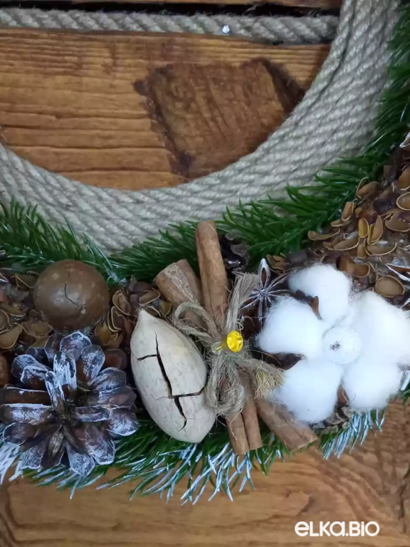 Венок декоративный из пекана, шелухи кедровых орехов Ореховый П9-В17