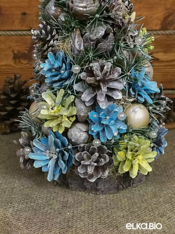 Настольная довогодняя елка из шишек и грецкого ореха Жемчужная Т5-В3