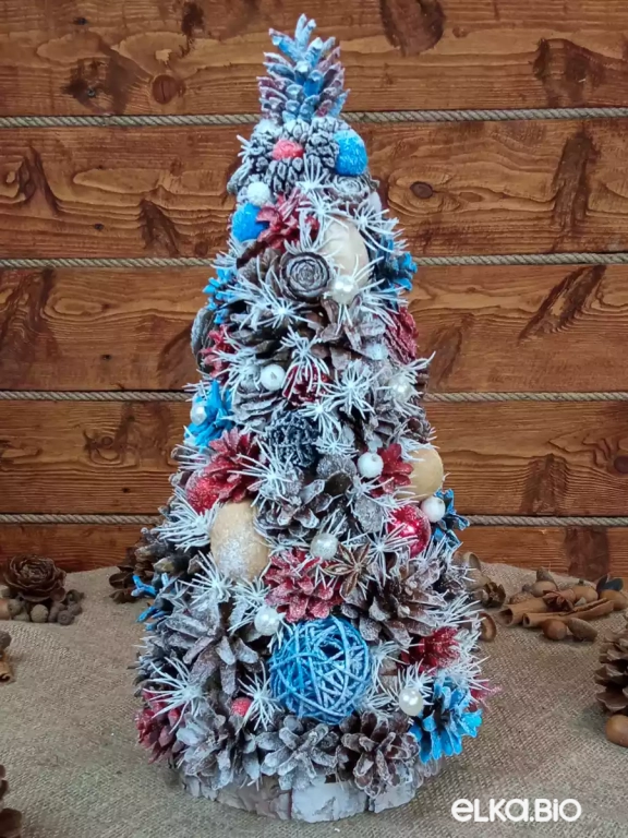Настольная новогодняя елка из шишек Россия Т13-В12