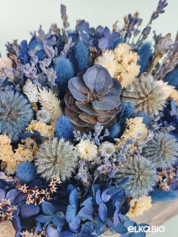 Настольная композиция в ящике из синих сухоцветов А154-B107