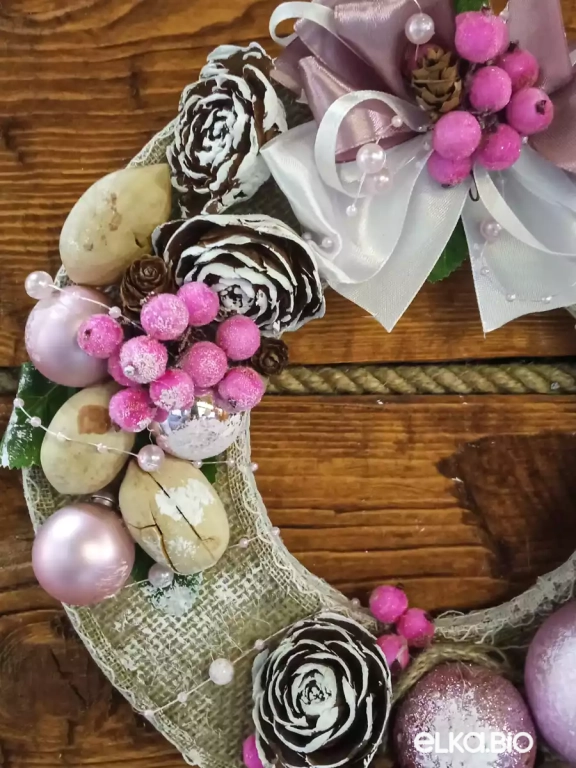 Новогодний венок с шарами, ягодами и шишками Розовая зима Б22-В43