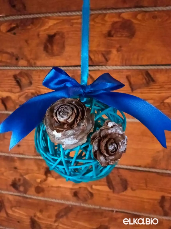 Декоративный шар из ротанга и шишек Лупоглазик (синий) П36-В56