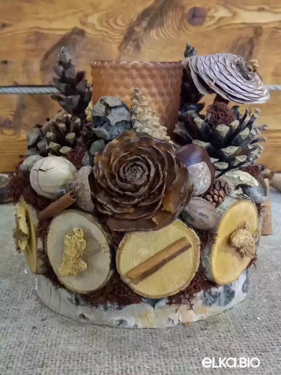 Композиция со свечой из спилов и шишек Бор Т76-В38