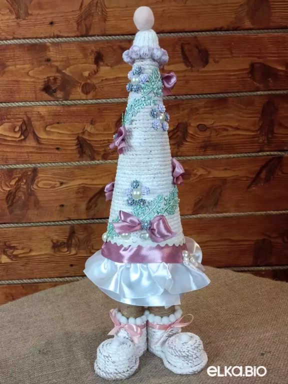 Настольная декоративная елка на ножках Девочка-зима Т96-В66