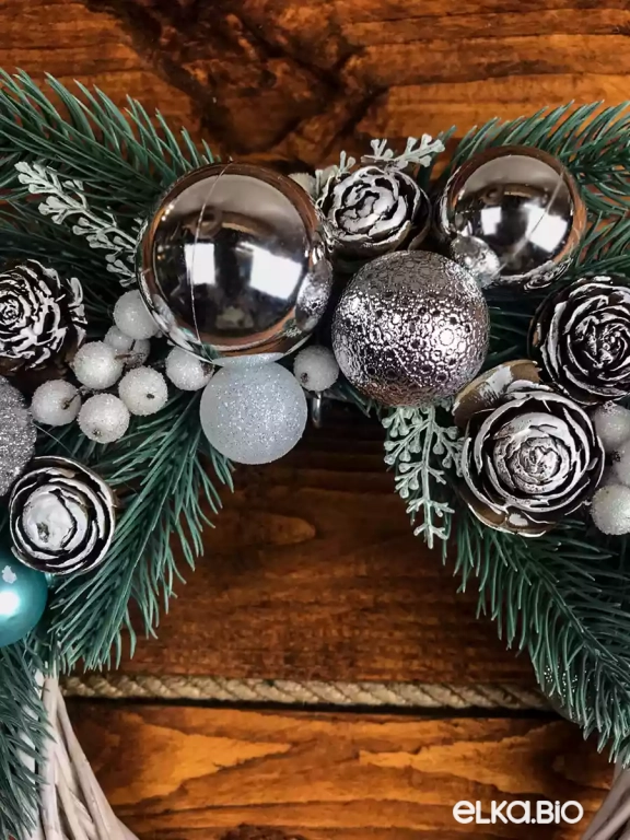 Венок декоративный из шишек ливанского кедра и ягод А17-В6