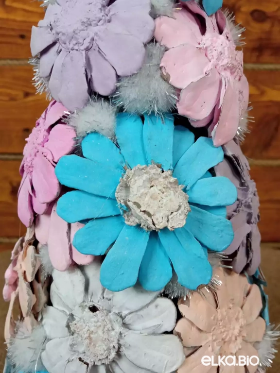 Настольная декоративная елка из цветков шишек Цветочная П55-В68