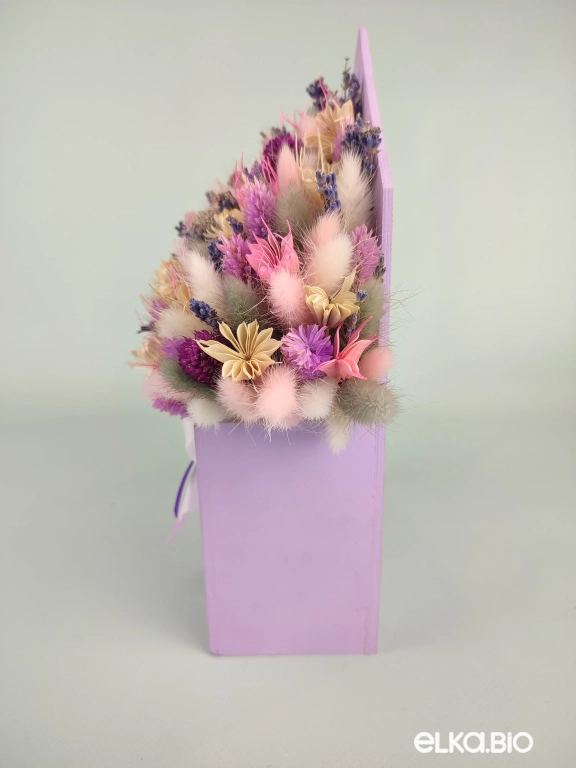 Композиция из сиреневых сухоцветов в деревянном конверте Т210-B116