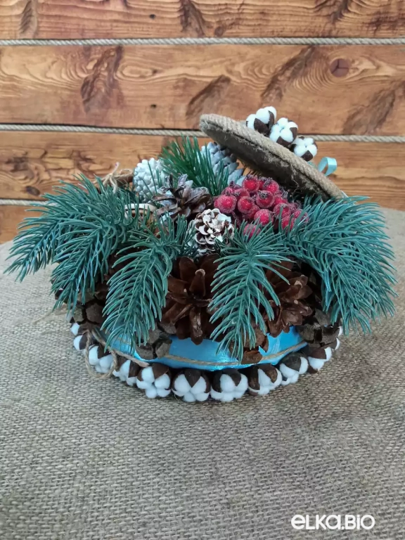 Настольная композиция с шляпой, шишками и ягодами Жемчужный рассвет П66-В52