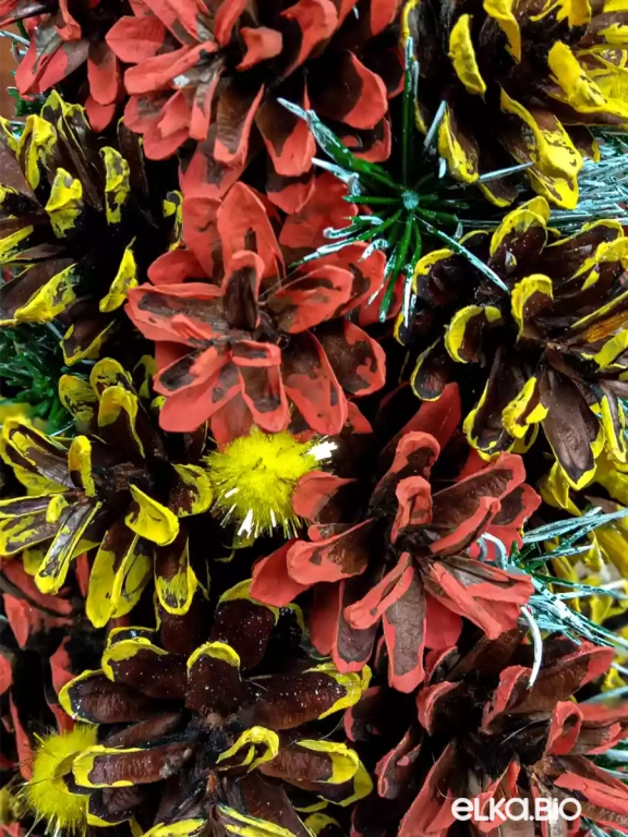 Настольная новогодняя елка из шишек Солнечный день А26-В10