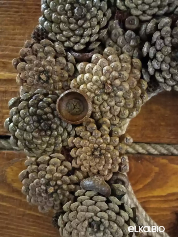 Подвесная композиция из шишек и мха Большое сердце Т82-В42