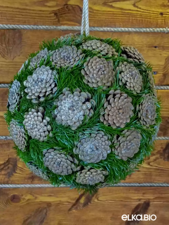 Декоративный шар из шишек сосны Черепашки М2-В19