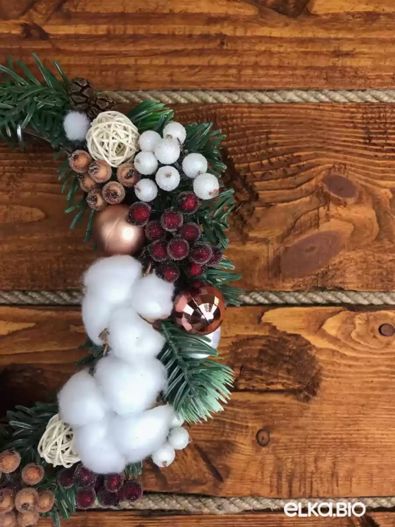 Венок декоративный из лозы и хвои Ягодный А1-В9