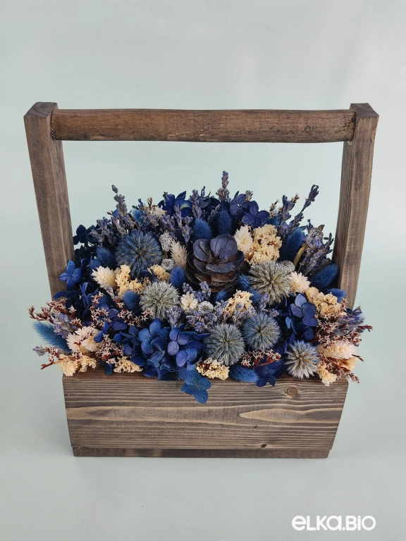Настольная композиция в ящике из синих сухоцветов А154-B107